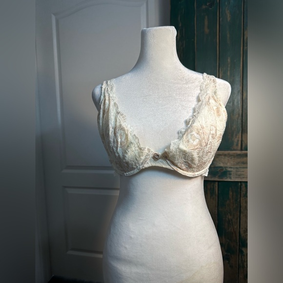 Vintage Victorias Secret
Cream Lace Bra size 36D - Picture 10 of 16